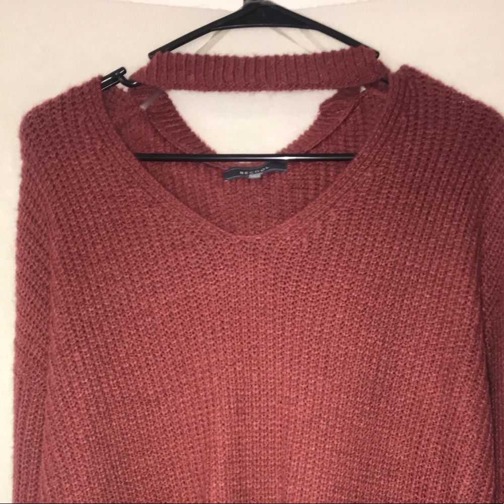 Knitted sweater with attached choker